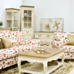 Vitrina SAMIRA 60x35xH195,5cm, antikinė balta/natūrali