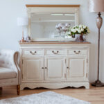 Komoda SAMIRA 131,5x43xH87cm, antikinė balta/natūrali