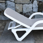 Grindų kėdė RESORT iš smėlio spalvos plastiko - Image 4