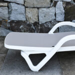 Grindų kėdė RESORT iš smėlio spalvos plastiko - Image 5