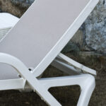 Grindų kėdė RESORT iš smėlio spalvos plastiko - Image 8