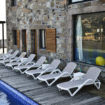 Grindų kėdė RESORT iš smėlio spalvos plastiko - Image 11