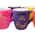 Puodelis NEON MR/MRS, 400 ml, maišytų spalvų, keramikinis su silikonine danga