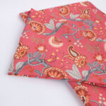 Staltiesė LONETA 136x220cm, gėlės ant rožinio pagrindo - Image 2