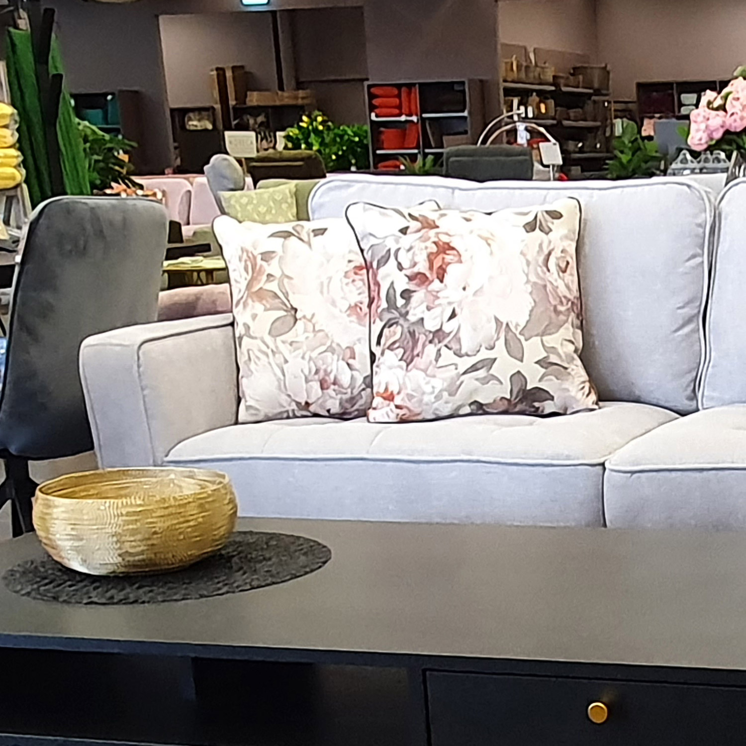 P0067932_02 Pagalvėlė HOLLY 45x45cm, rožiniai bijūnai - Image 1