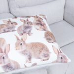 Pagalvė HOLLY 45x45cm, triušiai - Image 4